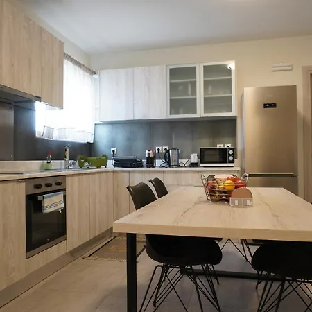 Theo & Ms Luxurious Apt