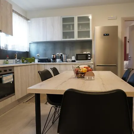 Theo & Ms Luxurious Apt Appartement